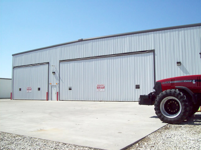Side by side hydraulic doors on machine shed