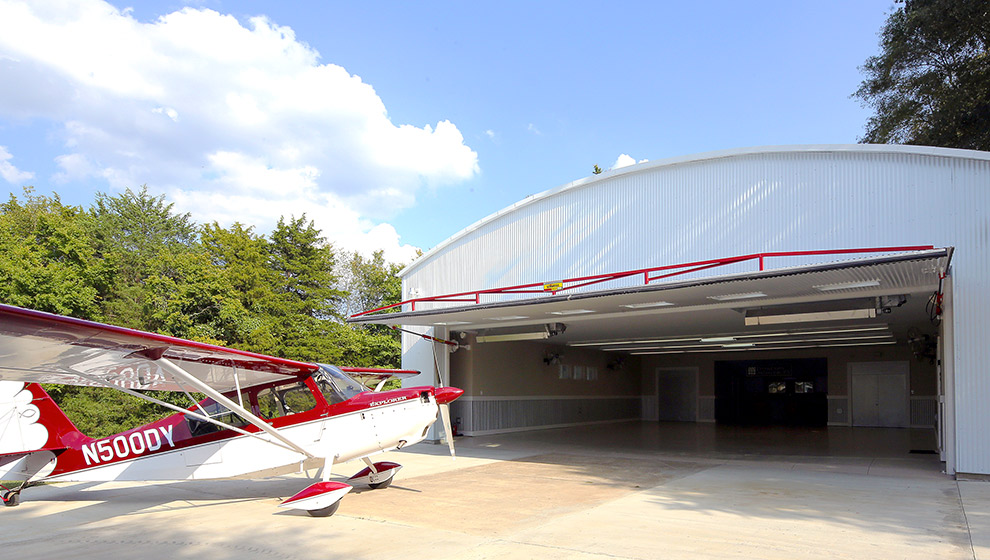 Hydraulic aircraft hangar door