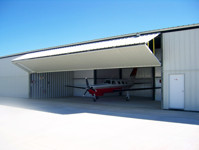 Bifold door on t-hangar