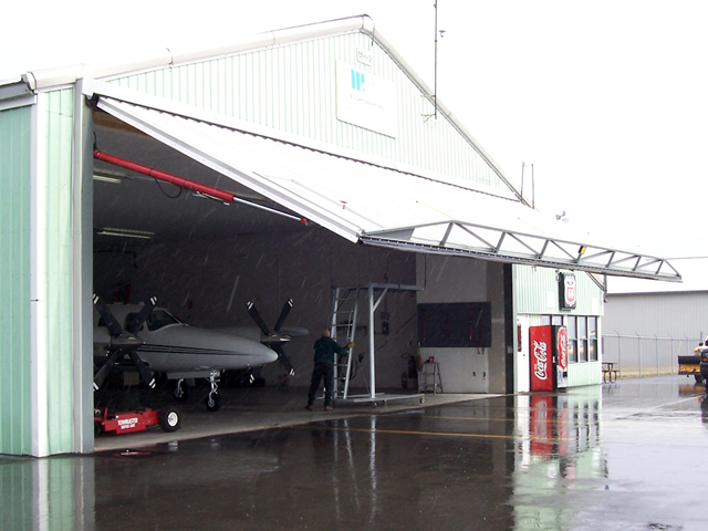 Hydraulic hangar door