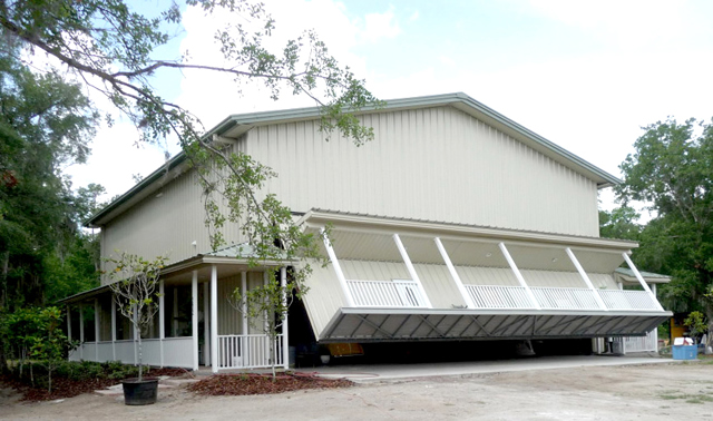 Hydraulic door / porch opening up on hangar home