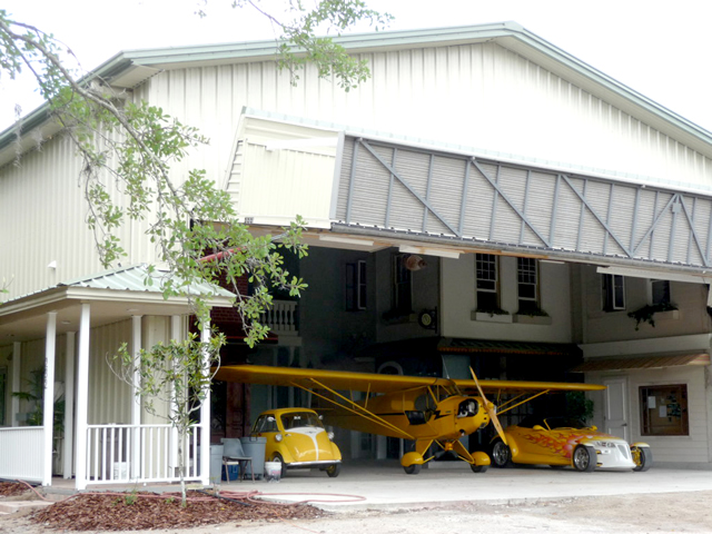 Opening unique hangar home hydraulic door