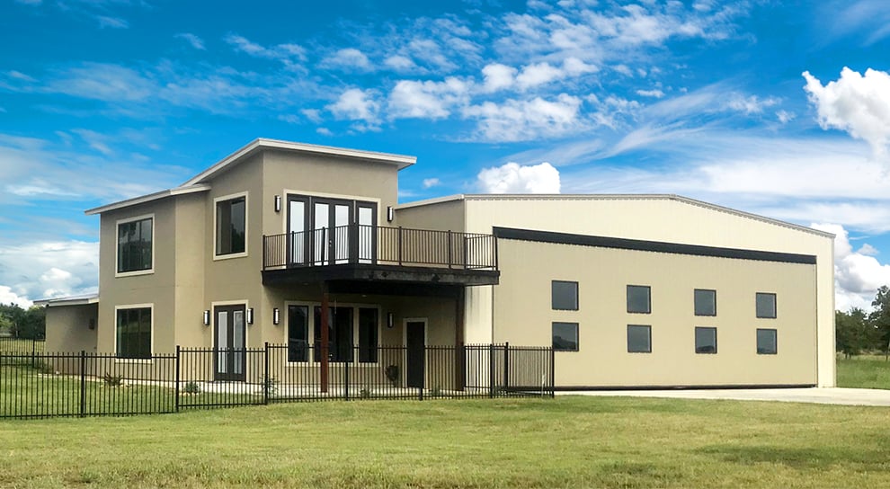 Hydraulic door with 8 windows on hangar home