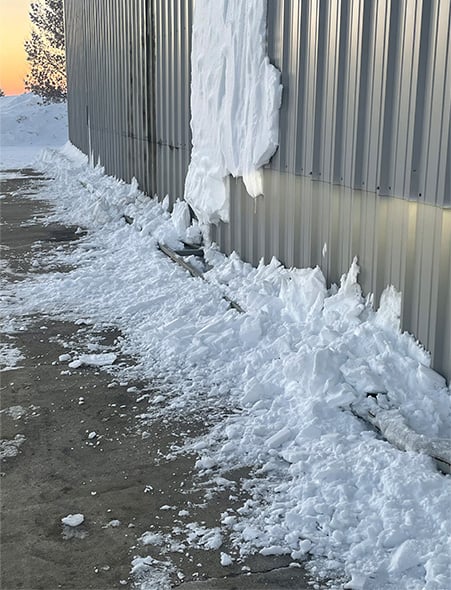 Hydraulic doors with external truss collects snow in winter