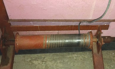 Lift cable tension is hard to maintain - example shown of cable drum with uneven tension