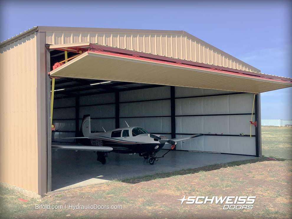 Mooney M20J Airplane Hangar