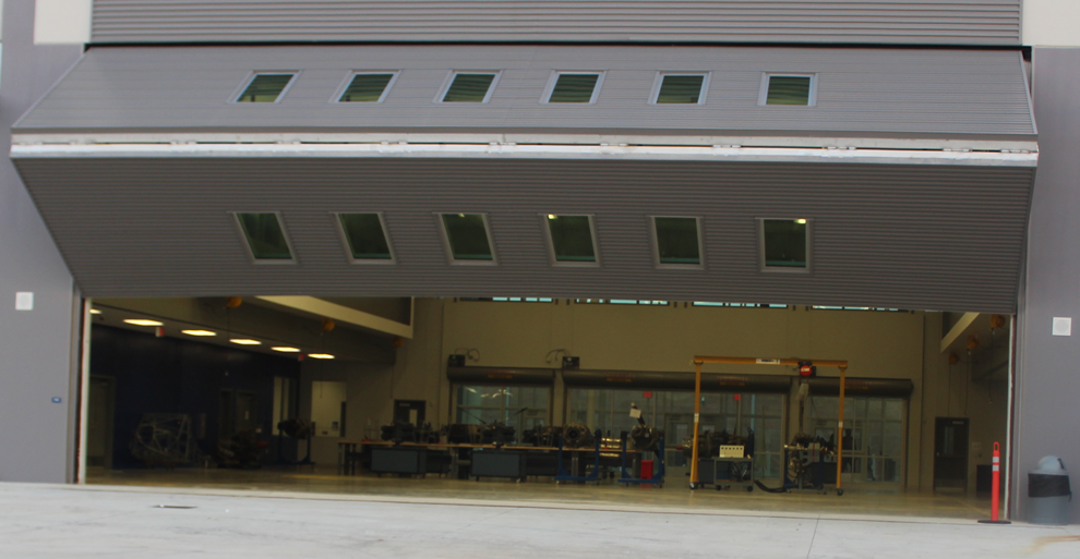 Bifold aviation hangar door