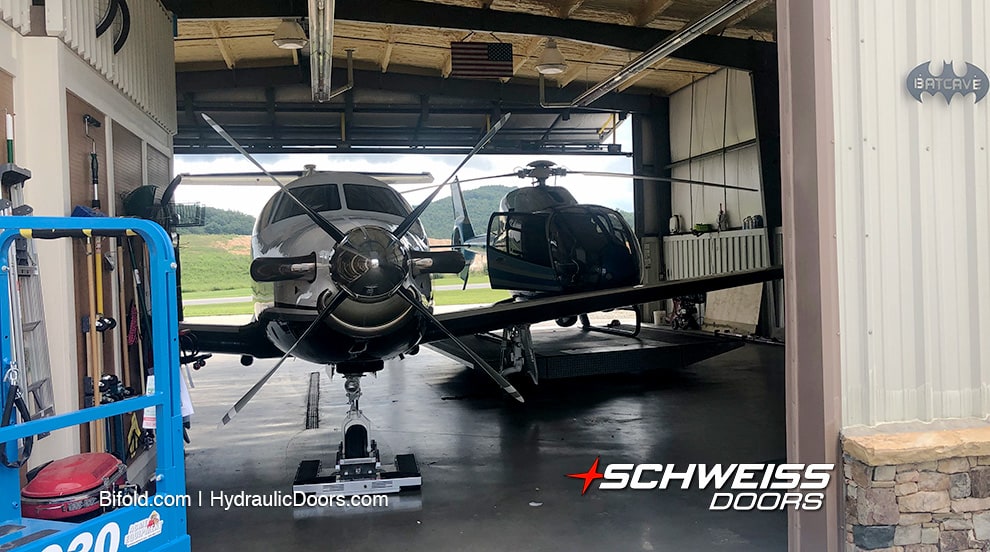 https://www.bifold.com/assets/photooftheday/pompano-beach-airpark-schweiss-airplane-door-12.jpg