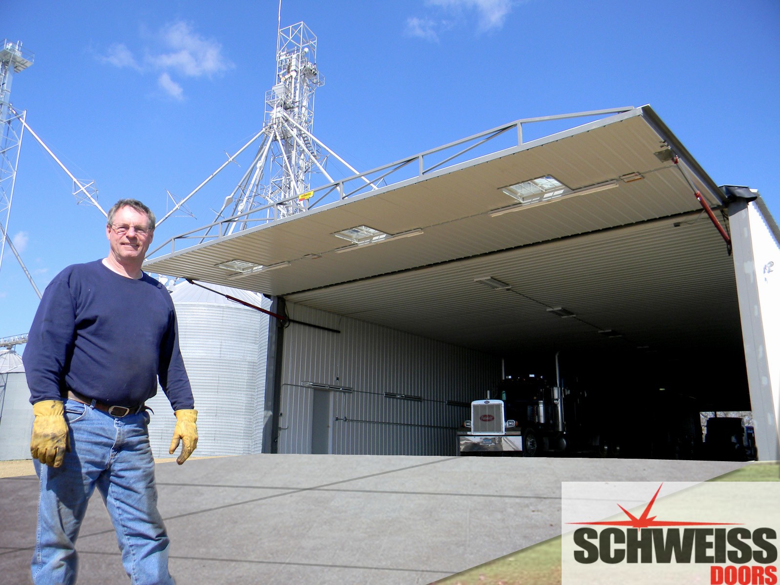 Machine shed hydraulic farm door