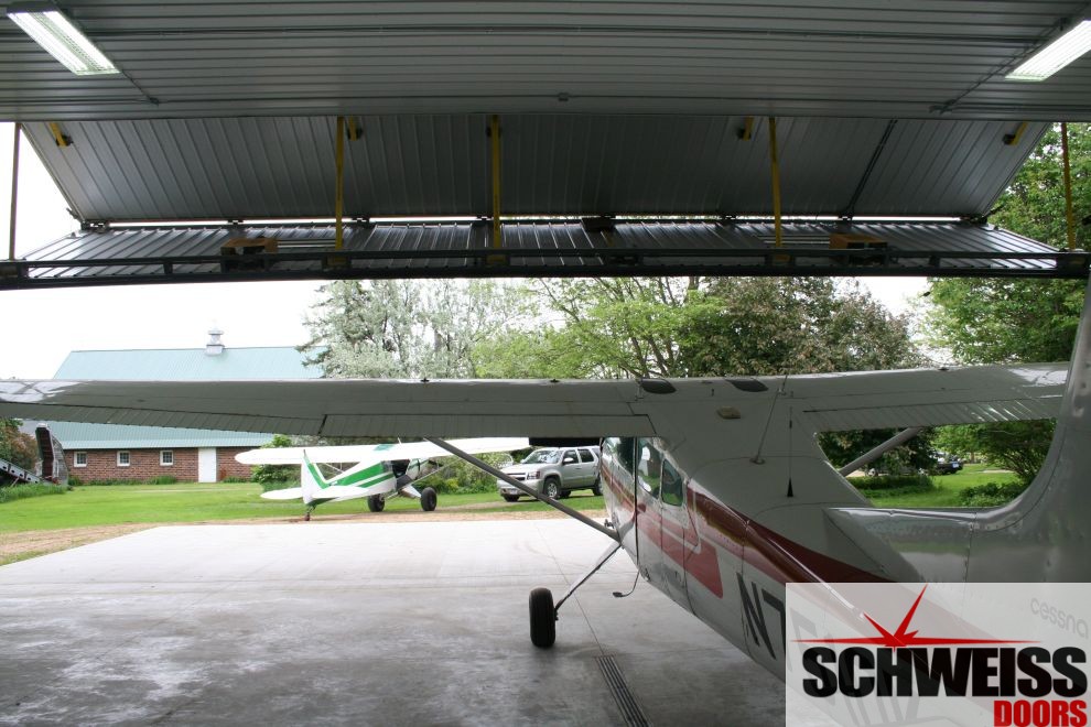 Bifold liftstrap hangar doors