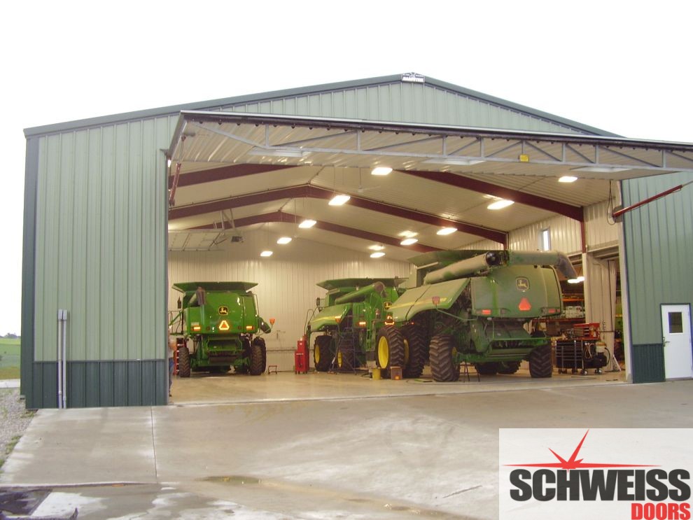 Hydraulic doors for farm and ranch machinery sheds