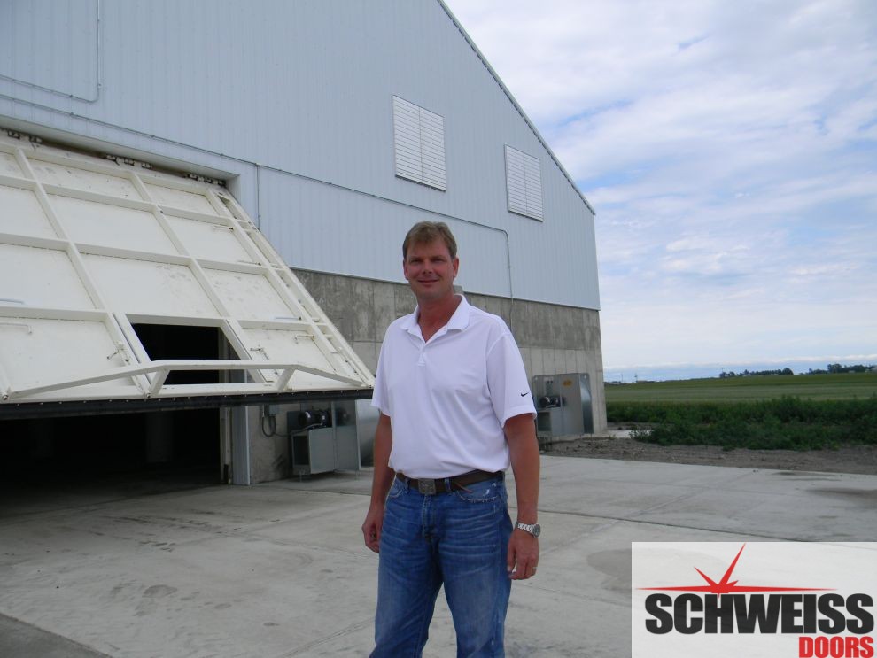 Feed storage bunker building hydraulic door