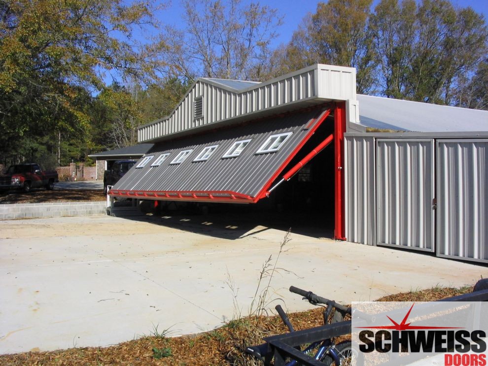 Big hydraulic door for a big machine shed