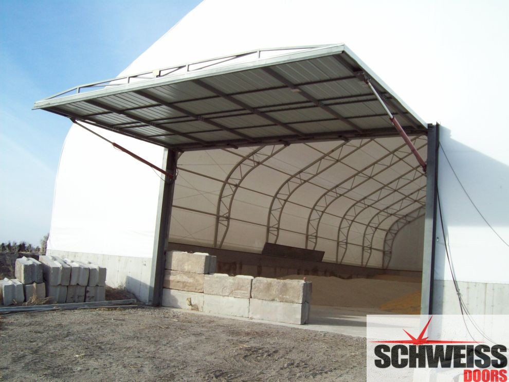 Large hydraulic door is no problem for a fabric building