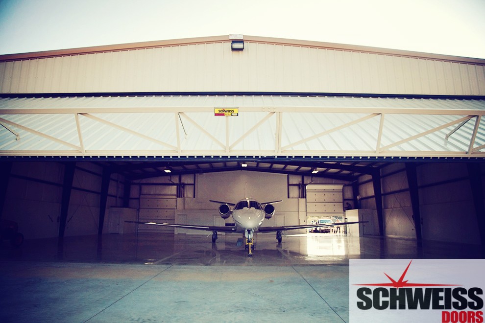 Wide open endwall hangar hydraulic doors