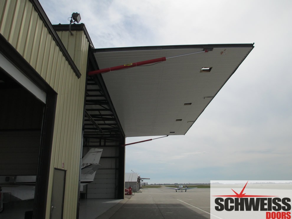 Hydraulic hangar doors