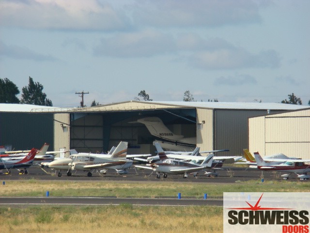 Big hydraulic hangar doors for big aircraft