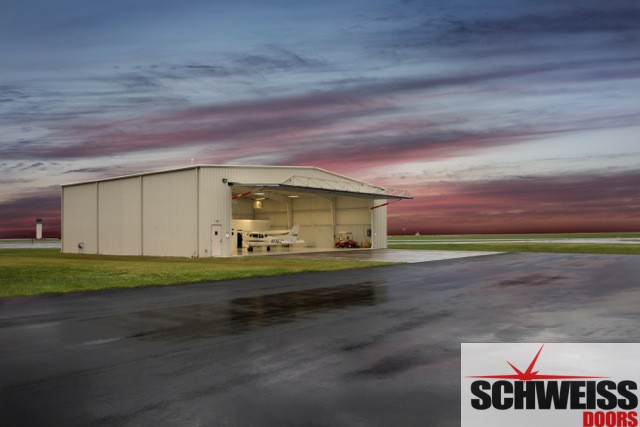 Hydraulic hangar doors