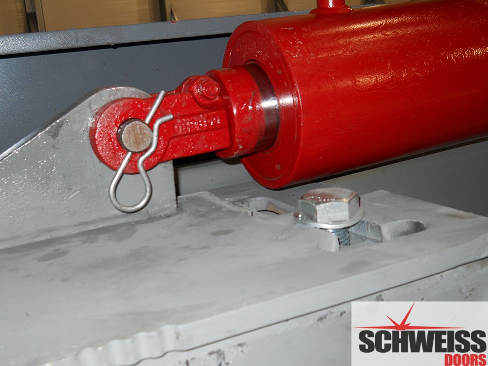 Powerful Schweiss hydraulic door cylinders with spherical bearings